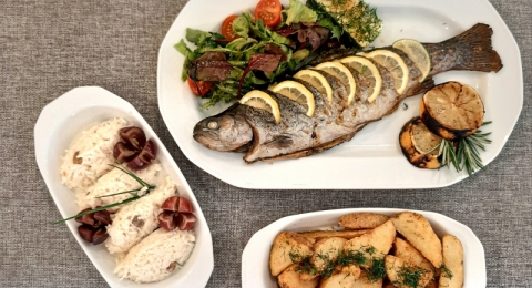 Pstrąg pieczony z masłem czosnkowym. Restauracja Kasprowy Wierch.