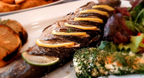 Pstrąg pieczony z masłem czosnkowym. Restauracja Kasprowy Wierch.