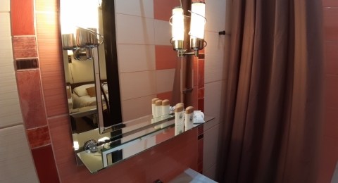 Pokój trzyosobowy typu Delux - łazienka.