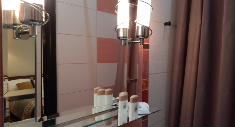 Pokój trzyosobowy typu Delux - łazienka.