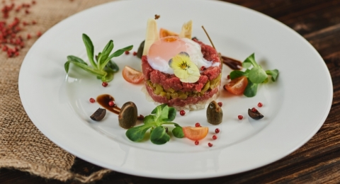 Restauracja & Pizza Kasprowy Wierch Zakopane. Tatar wołowy z jajkiem w koszulce.